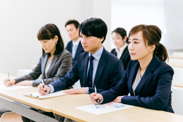 銀行員　あるある　勉強会中に寝る